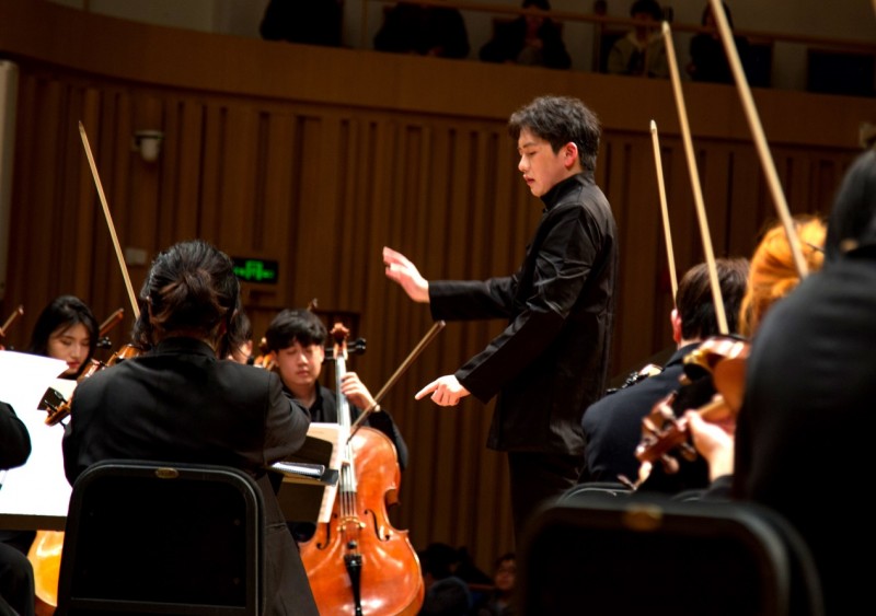 中国成都：青年指挥家叶闻博舞动城市音乐厅，演绎交响乐经典旋律
